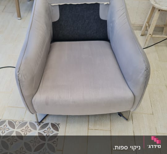כיסא אפור על רצפת אריחים מעוצבת